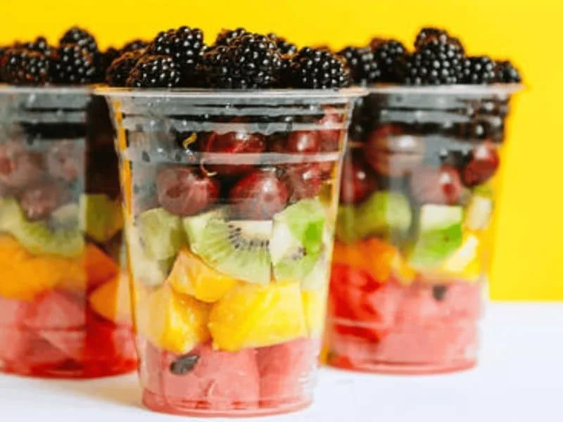 envases de plástico con fruta